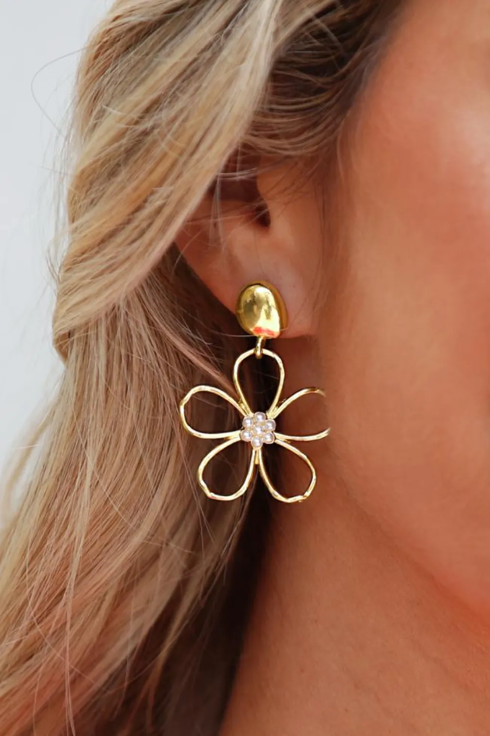 Online Dear-Lover Vintage Cut Out Flower Pearl Decor Stud Earrings Gold