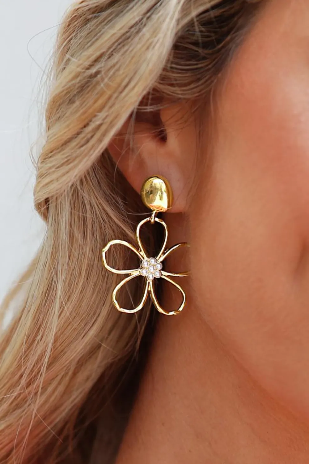 Online Dear-Lover Vintage Cut Out Flower Pearl Decor Stud Earrings Gold