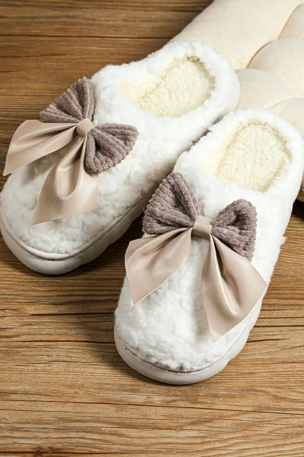 Fashion Dear-Lover Contrast Bowknot Applique Plush Winter Slippers (Bow Colors May Differ by Batch) White
