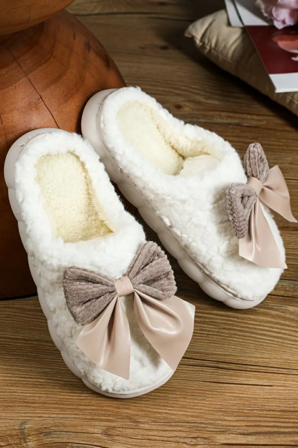 Fashion Dear-Lover Contrast Bowknot Applique Plush Winter Slippers (Bow Colors May Differ by Batch) White